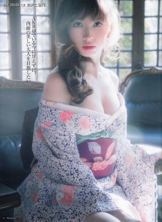 日本“美胸女王”摄和服写真 酥胸微露引遐想