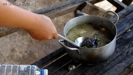 为治疗贫血 柬埔寨穷人们煮铁鱼“吃”