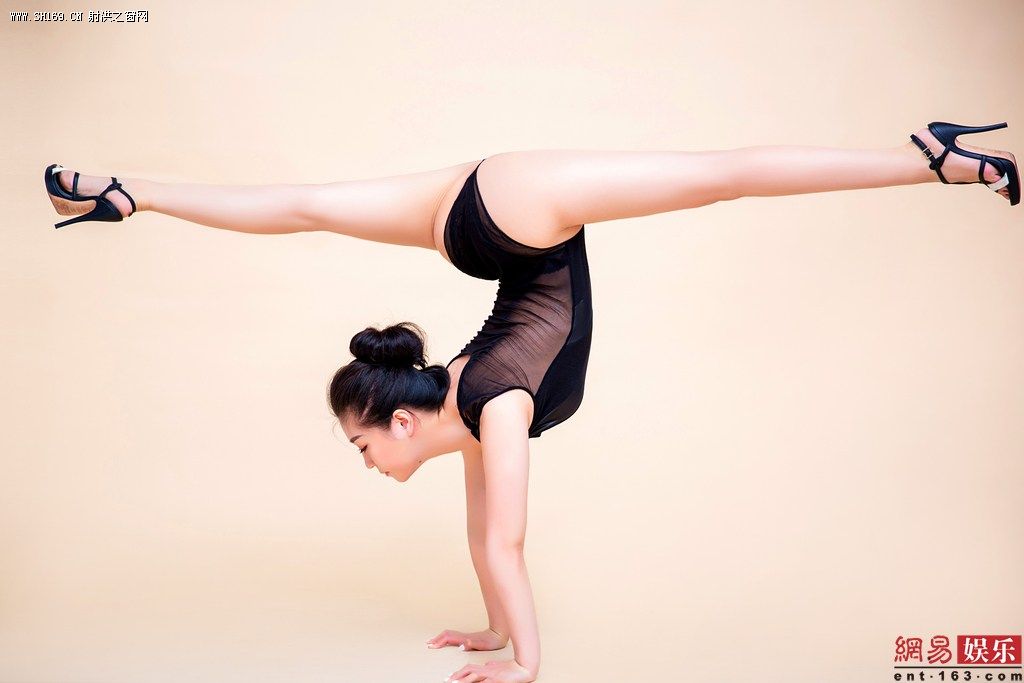 中国柔术美女孙菲展柔韧身段 长腿翘臀惊艳 中国柔术美女孙菲展柔韧身段 长腿翘臀惊艳