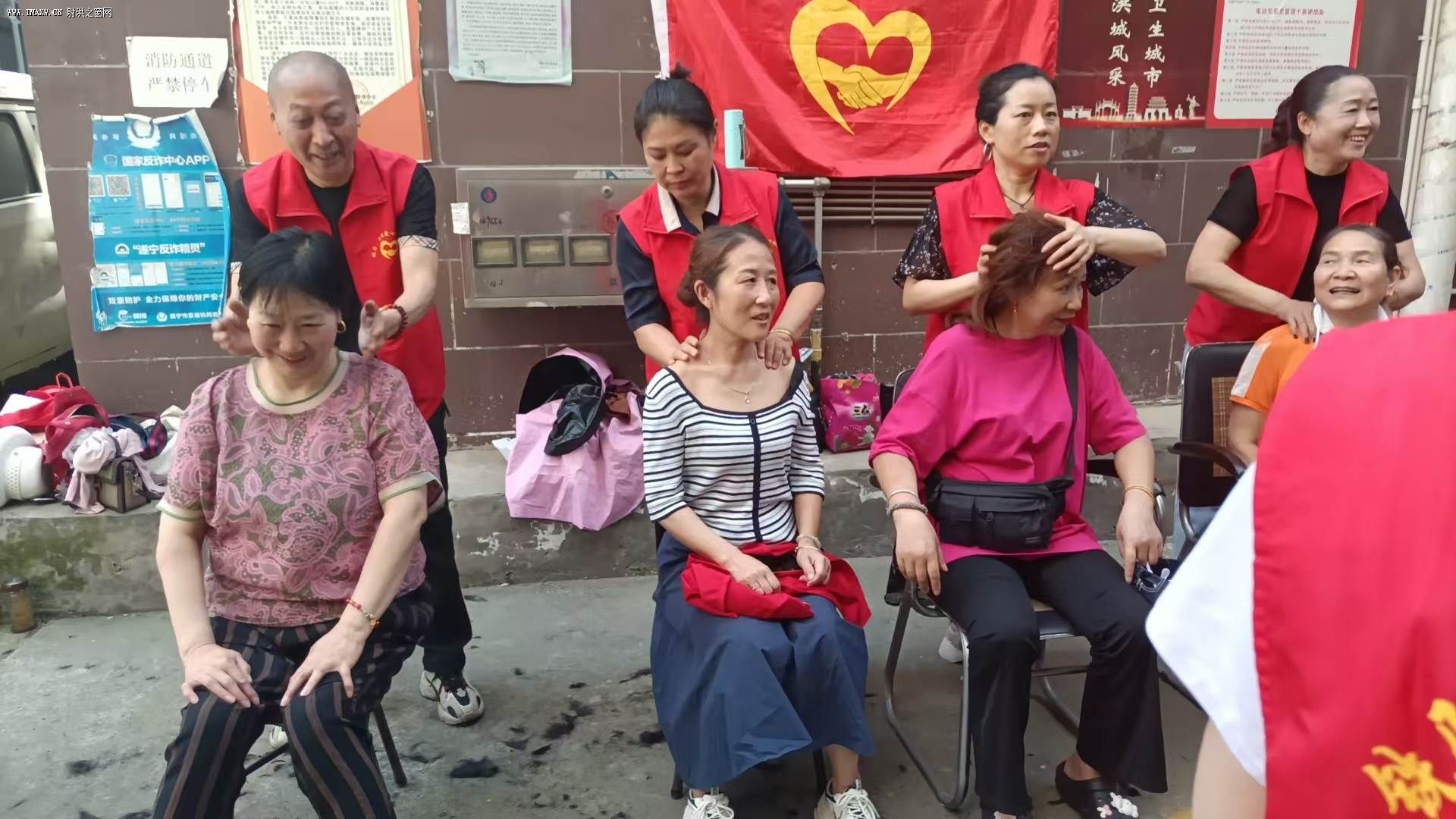 张家院子的红马甲,映红了老人们的脸庞 张家院子的红马甲,映红了老人们的脸庞