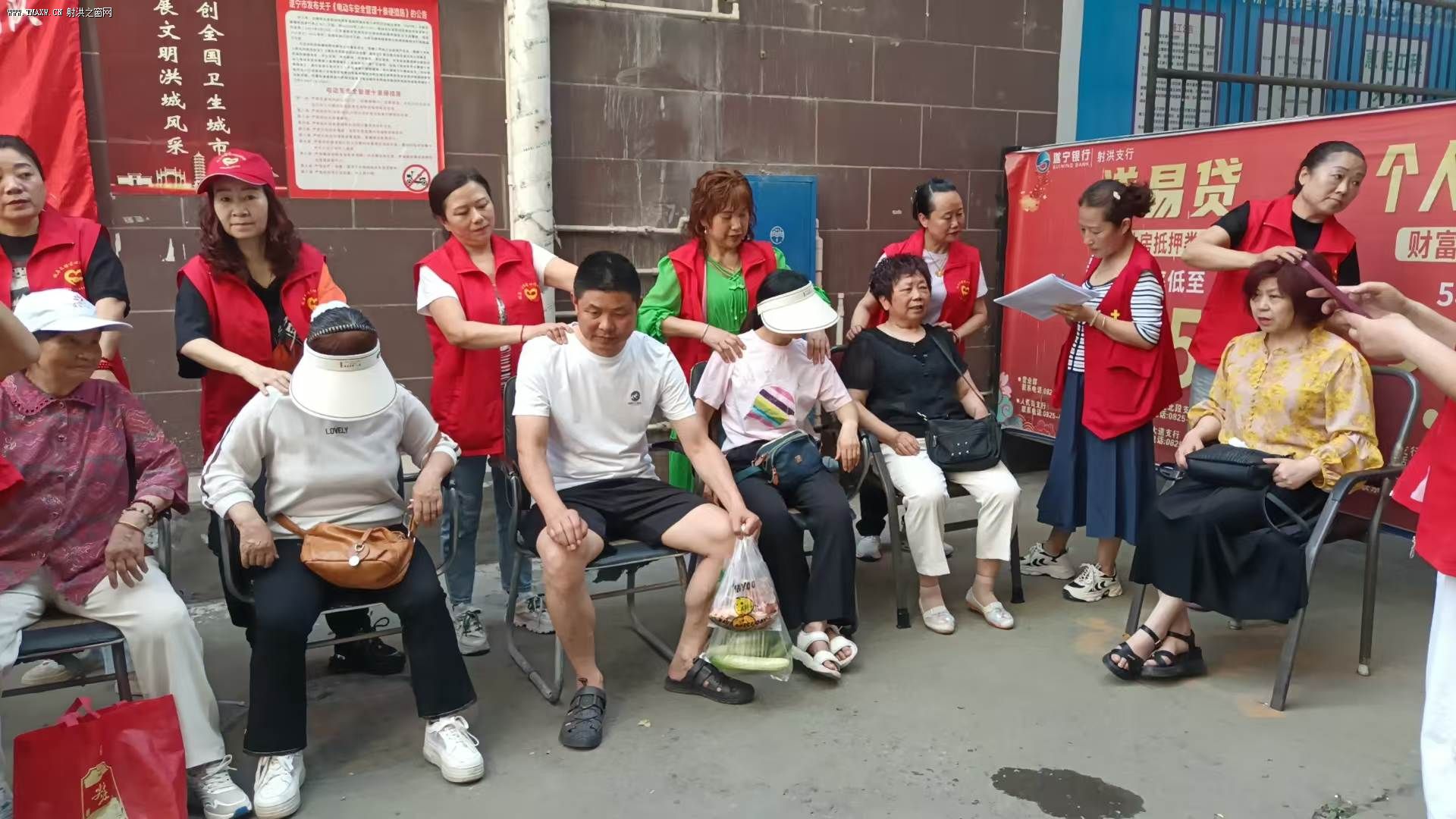张家院子的红马甲,映红了老人们的脸庞 张家院子的红马甲,映红了老人们的脸庞
