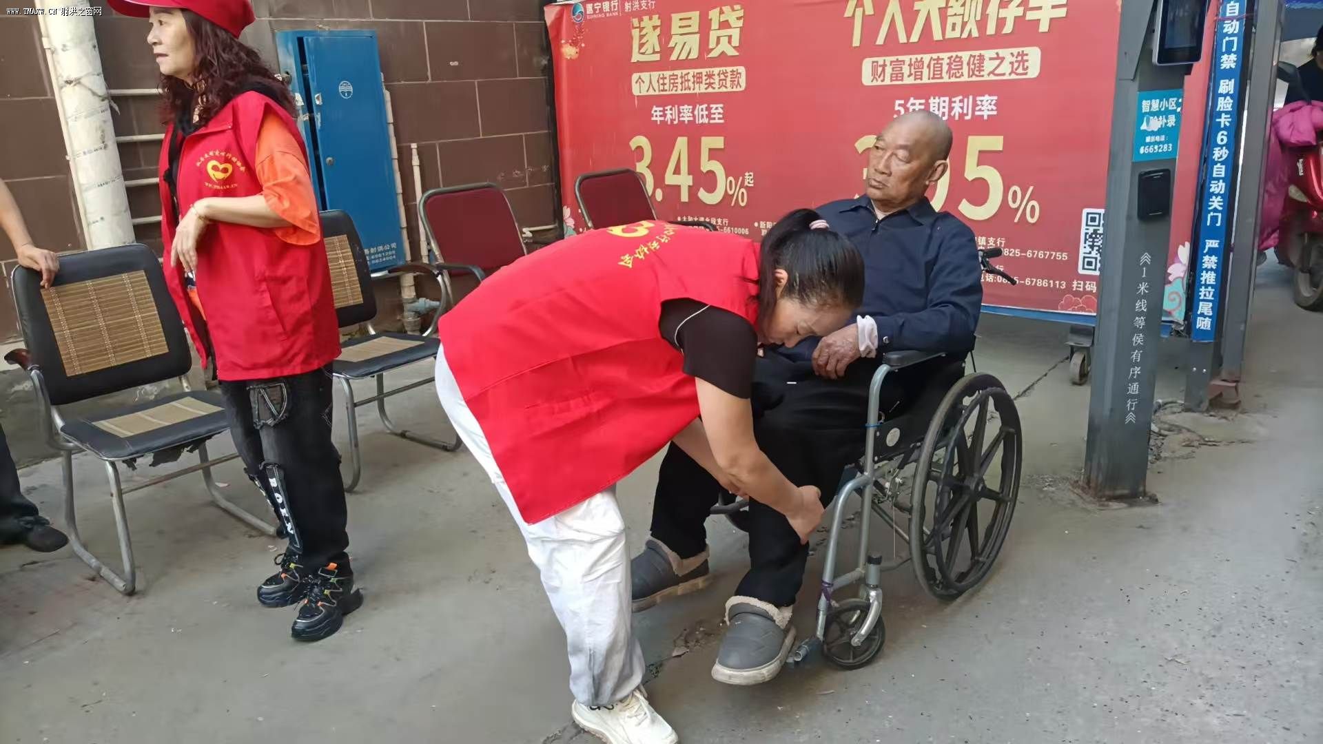 张家院子的红马甲,映红了老人们的脸庞 张家院子的红马甲,映红了老人们的脸庞