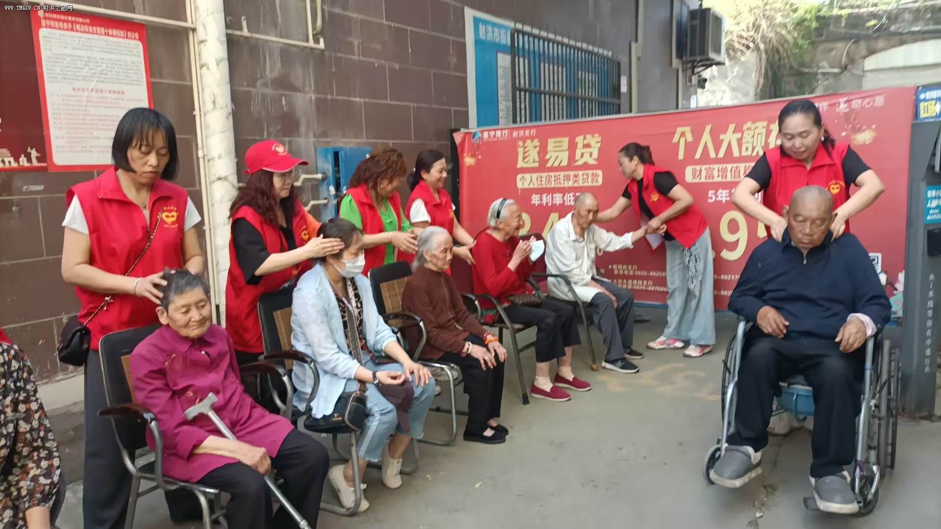 张家院子的红马甲,映红了老人们的脸庞 张家院子的红马甲,映红了老人们的脸庞