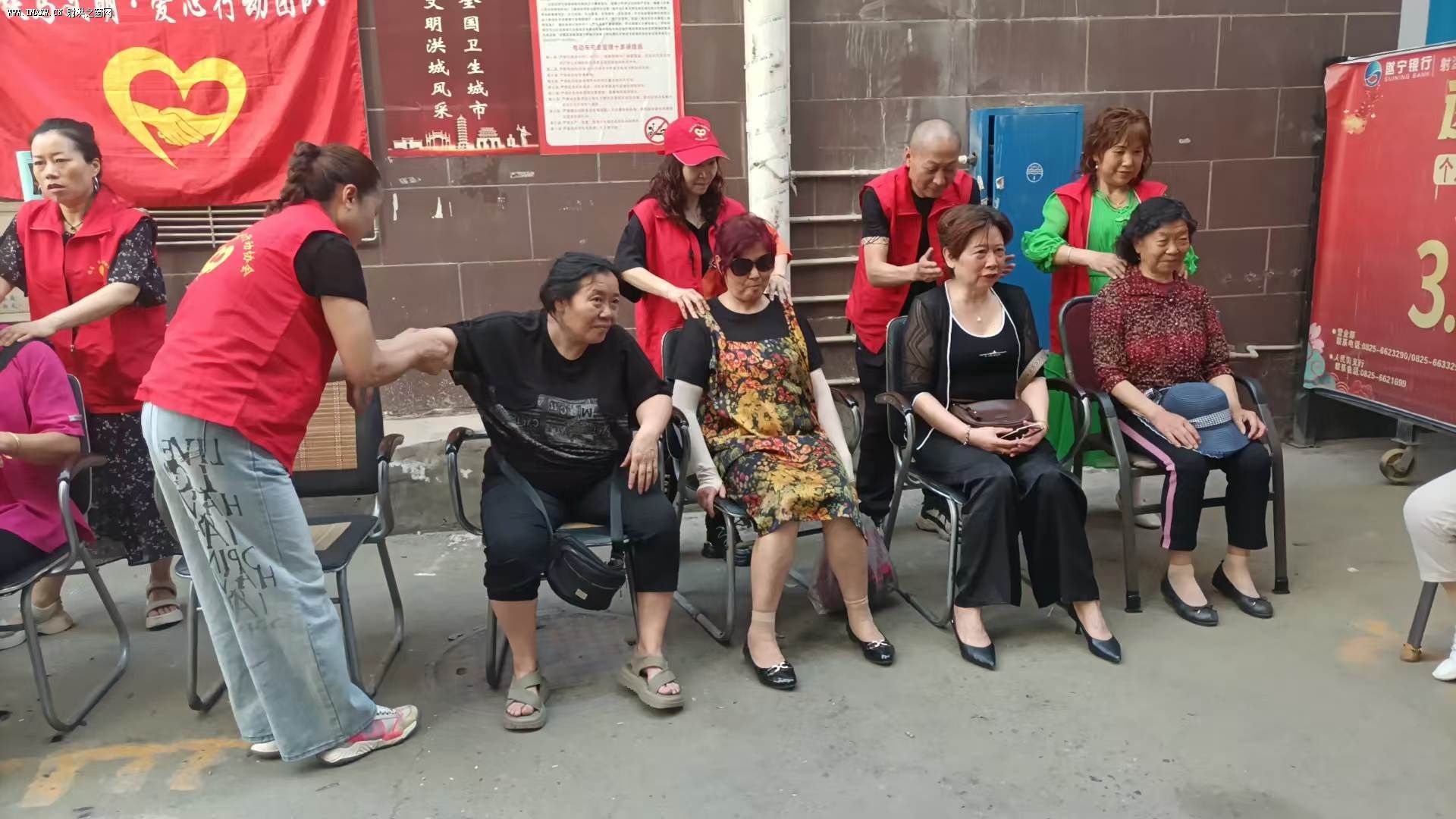张家院子的红马甲,映红了老人们的脸庞 张家院子的红马甲,映红了老人们的脸庞