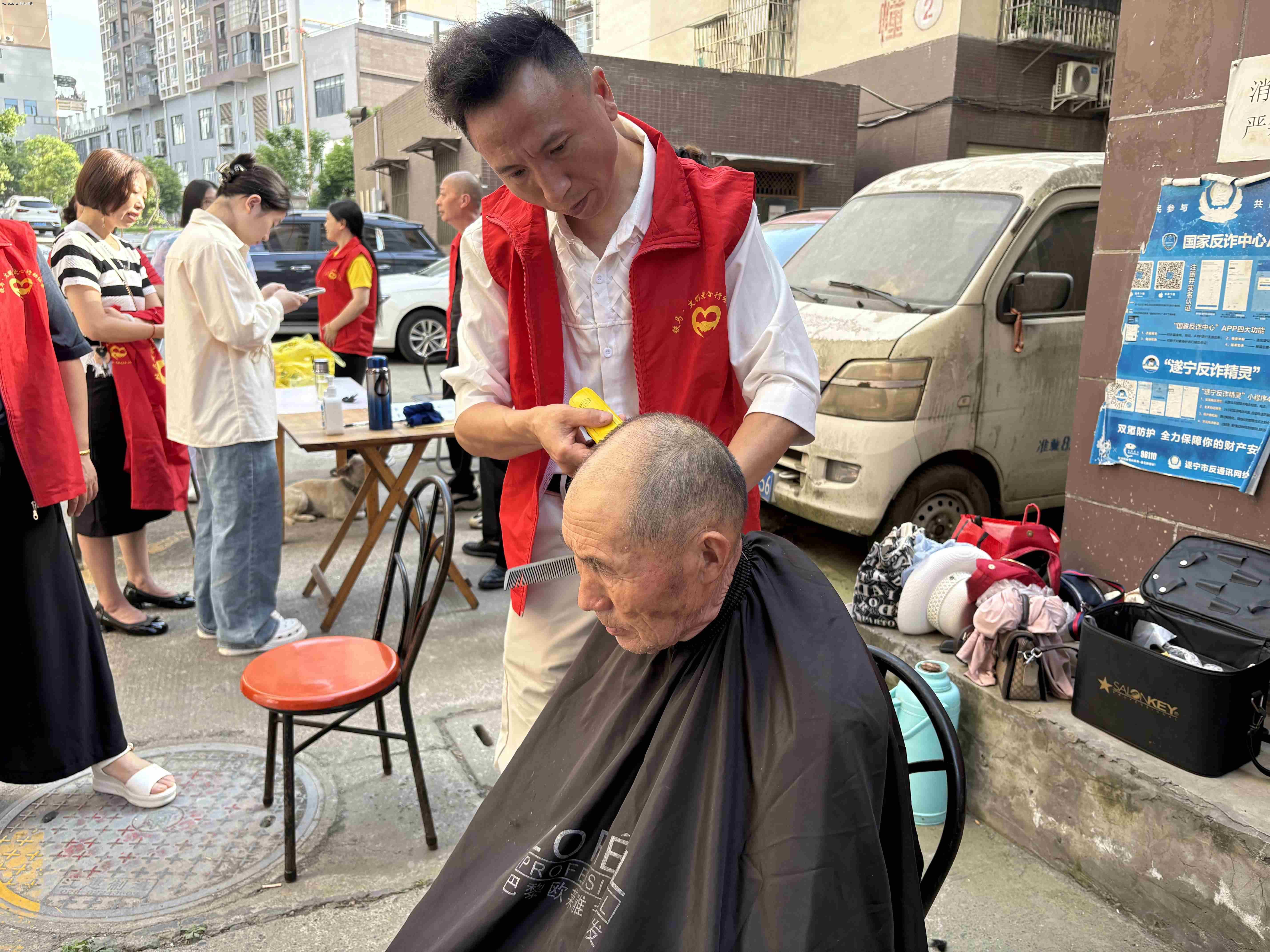 张家院子的红马甲,映红了老人们的脸庞 张家院子的红马甲,映红了老人们的脸庞