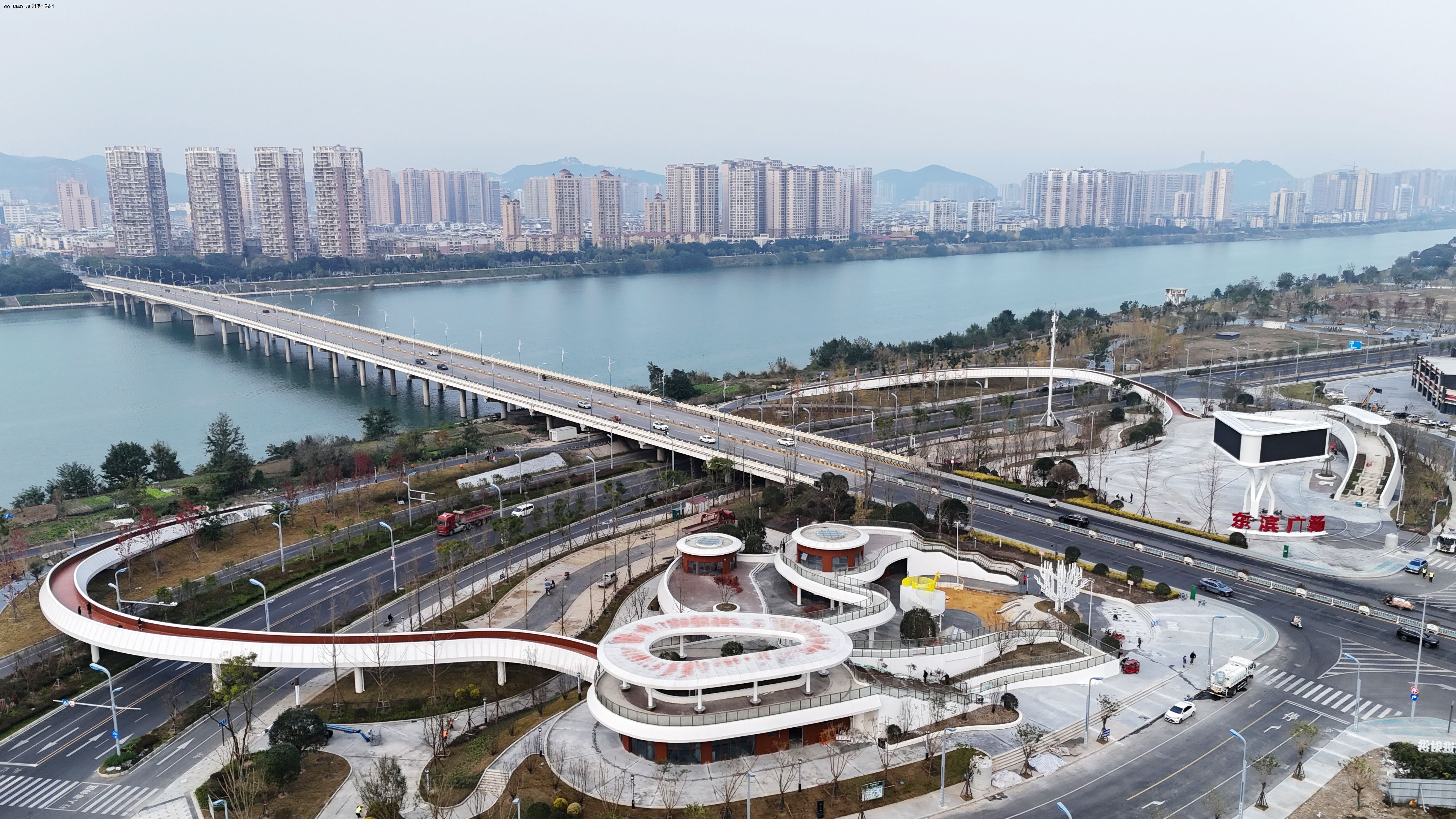 ��龭�������˾ӽ�����¾� ����ʢ������ƪ